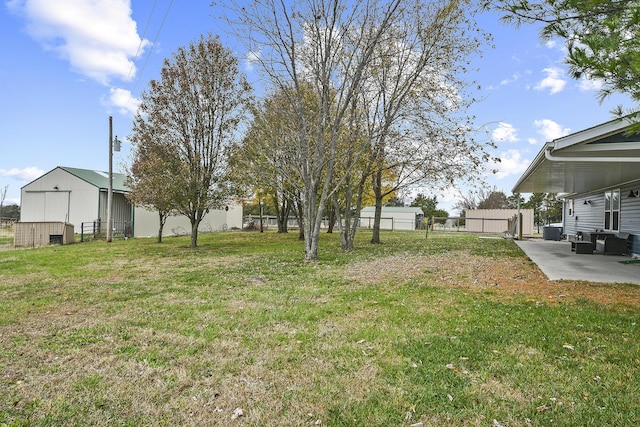 view of yard featuring a patio area