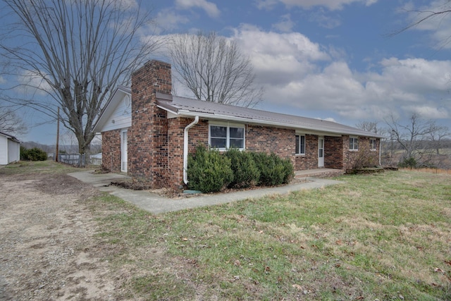 ranch-style house featuring a front yard