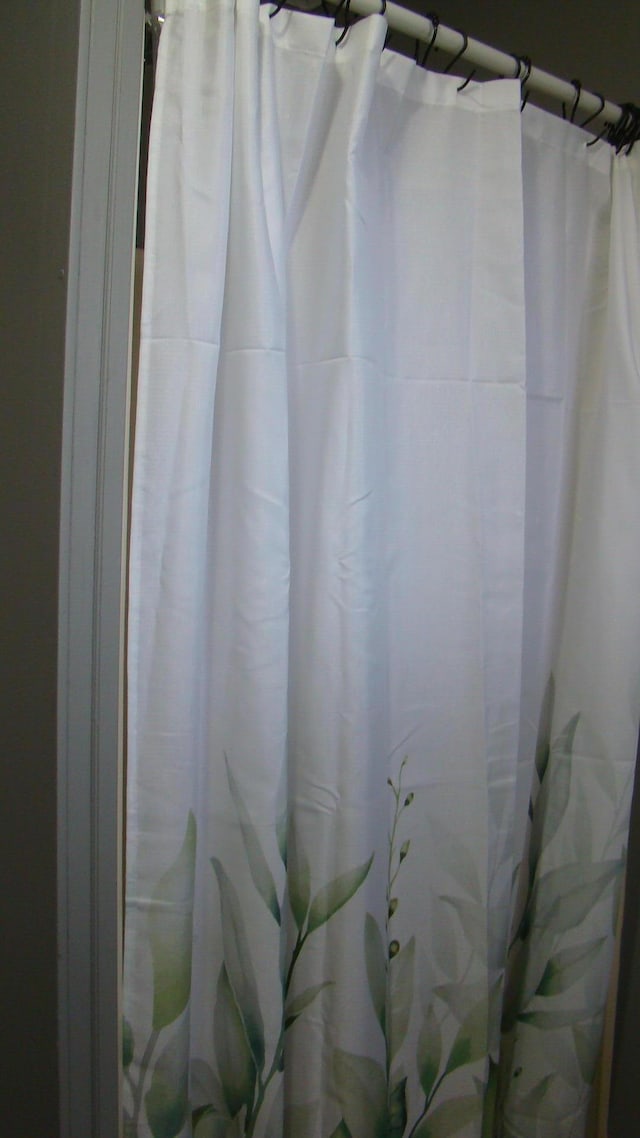 details featuring a shower with shower curtain