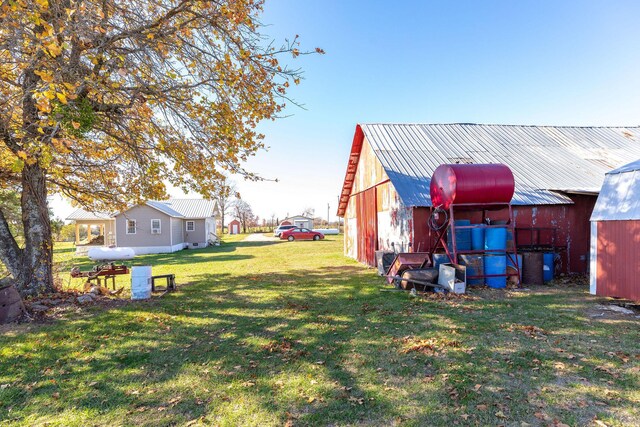 view of yard featuring an outdoor structure