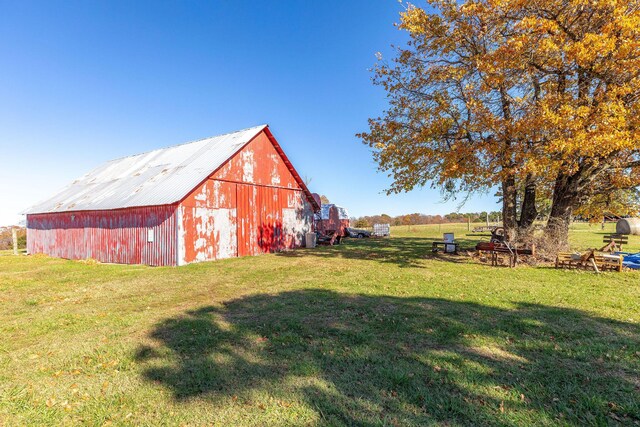 view of yard featuring an outbuilding