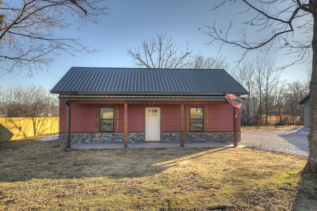 view of front of house featuring a front lawn and a patio