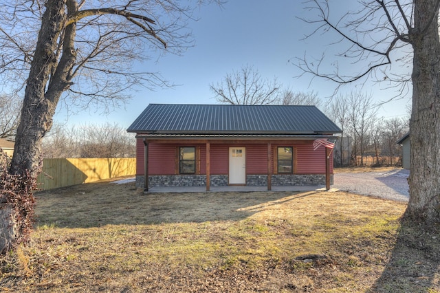 view of front facade featuring a front lawn