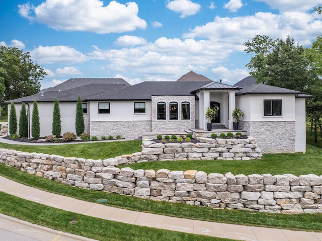 view of front of property featuring a front lawn