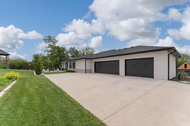 view of front facade featuring a garage and a front lawn