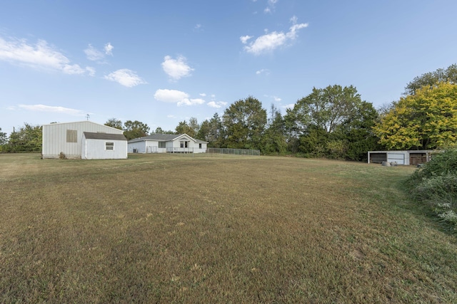 view of yard with an outbuilding