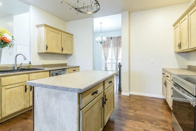 kitchen featuring sink, appliances with stainless steel finishes, a kitchen island, dark hardwood / wood-style flooring, and a chandelier