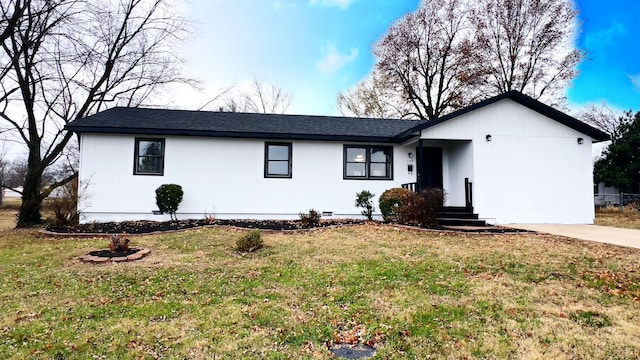 single story home with a front lawn