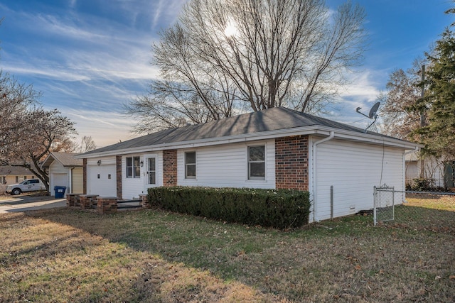 single story home with a lawn