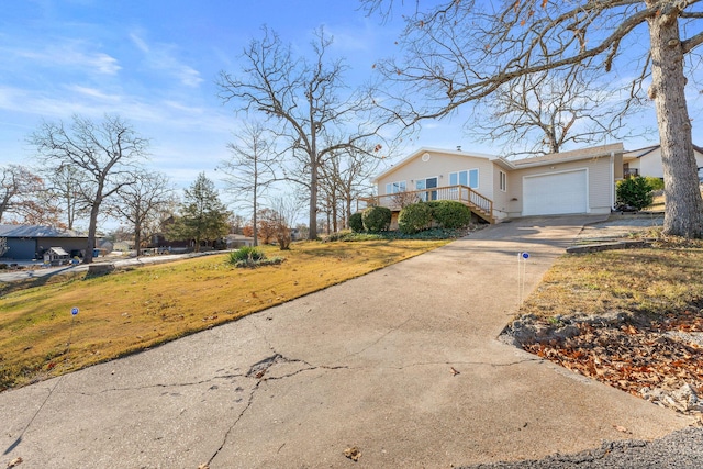 view of front of house featuring a front lawn and a garage