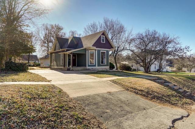 view of front facade featuring covered porch and a front yard