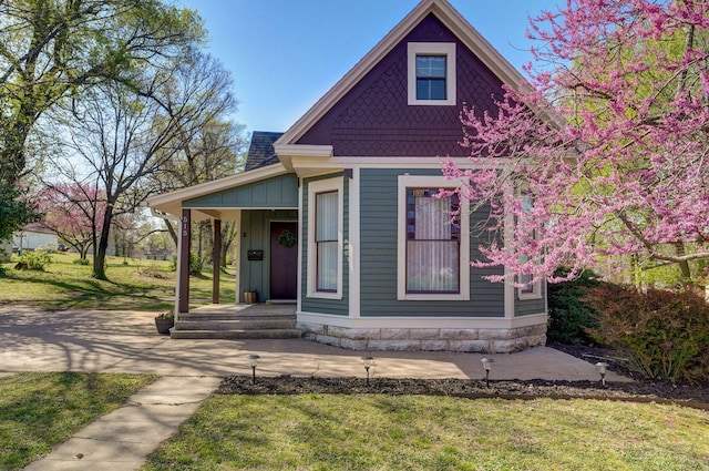 view of front of house featuring a porch and a front lawn