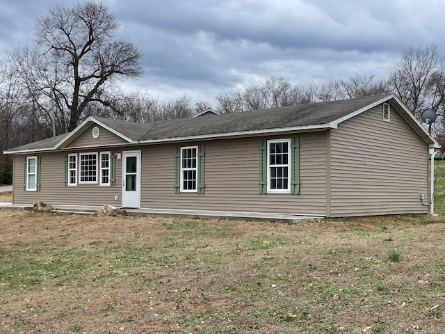 view of front of property featuring a front lawn