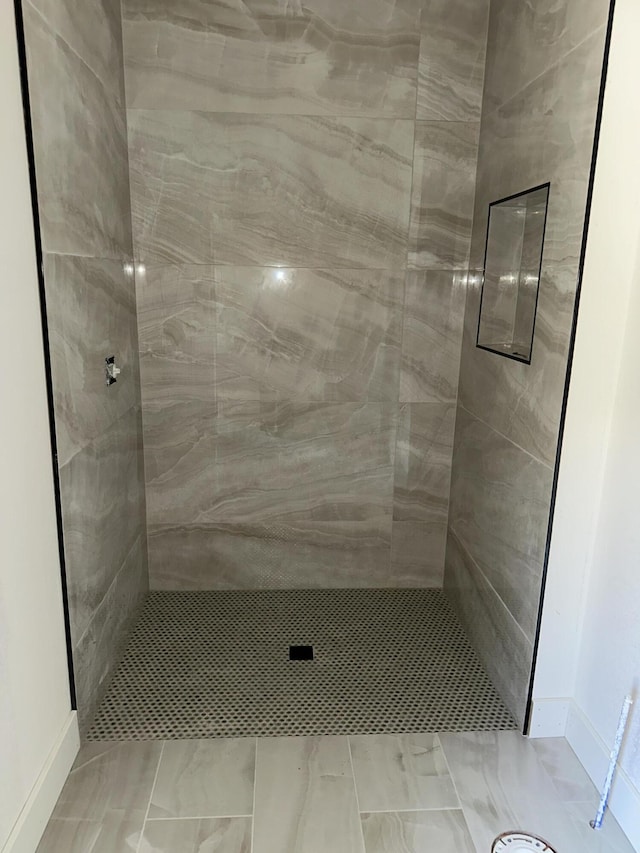 bathroom featuring tiled shower