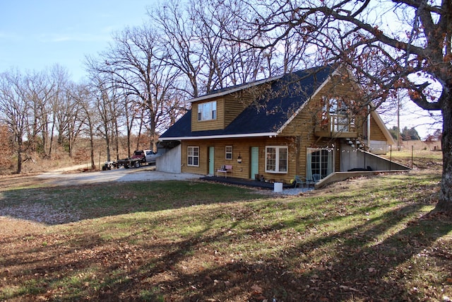 view of front of home with a front lawn