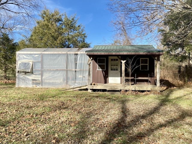 view of outdoor structure featuring a yard