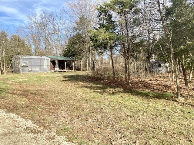 view of yard with an outbuilding