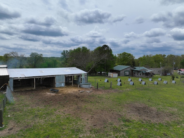 view of yard with an outdoor structure