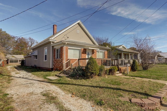 view of front facade featuring a front yard