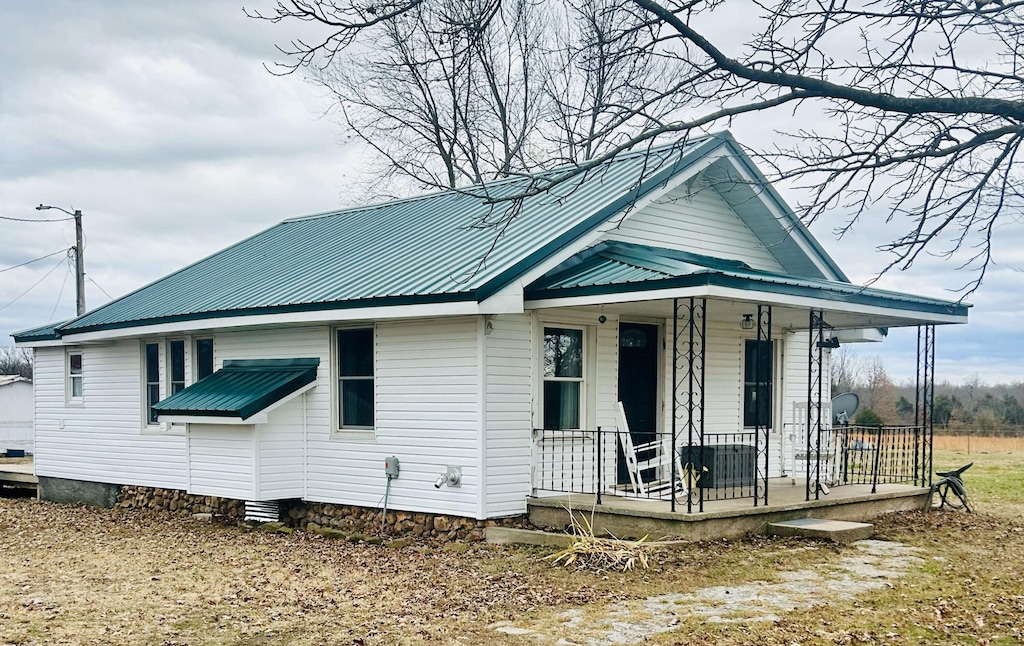 view of front facade featuring a porch