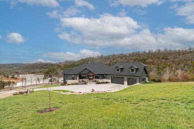 view of front of property featuring a front lawn