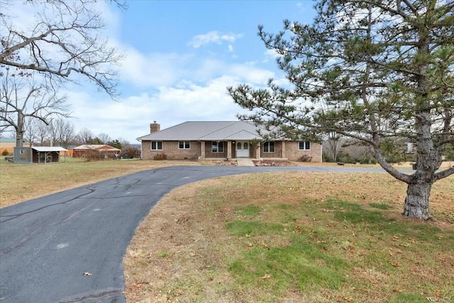 ranch-style house featuring a front yard