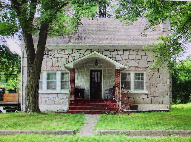 view of front of house featuring a front yard