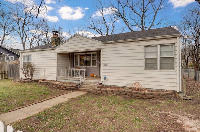 view of front facade with a front lawn and covered porch