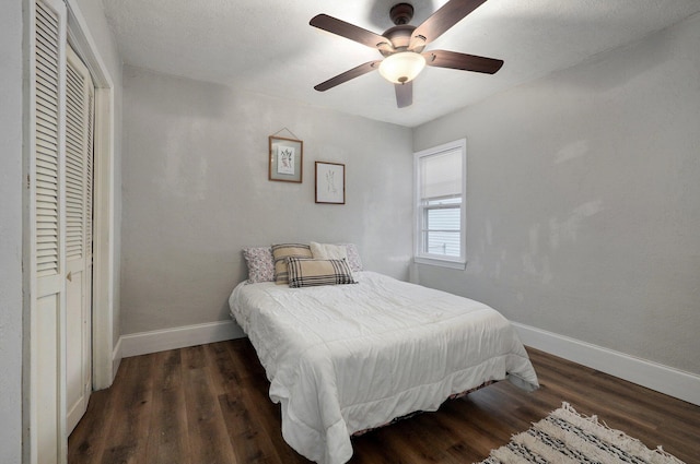 bedroom featuring ceiling fan, dark hardwood / wood-style flooring, a textured ceiling, and a closet