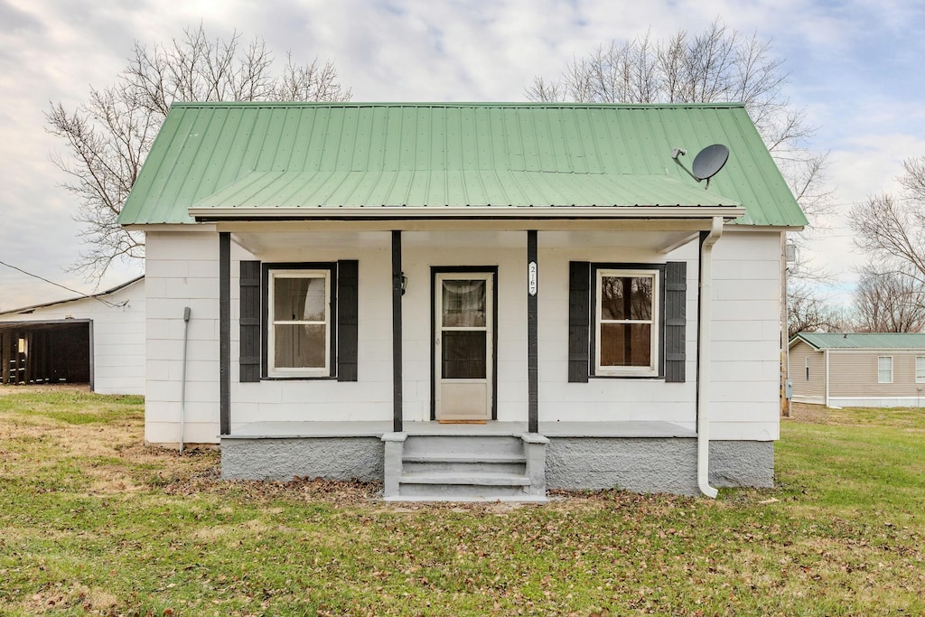 view of front facade featuring covered porch and a front lawn