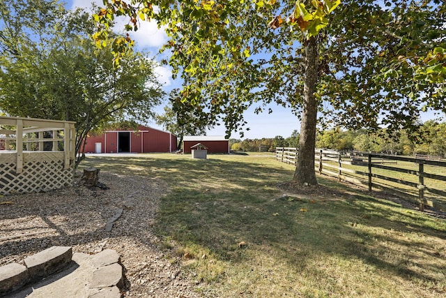 view of yard with an outbuilding