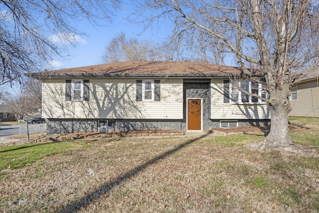 view of front of house featuring a front lawn