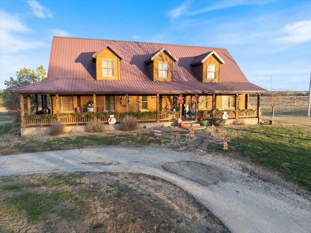 farmhouse featuring a porch