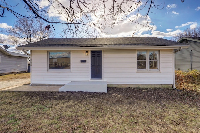 view of front of home featuring a front lawn