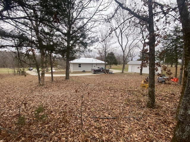 view of yard featuring an outbuilding and a garage