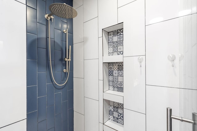 bathroom featuring a tile shower