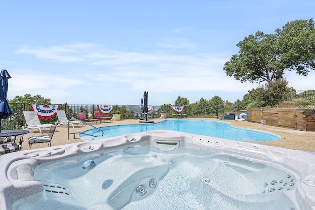 view of swimming pool featuring a jacuzzi