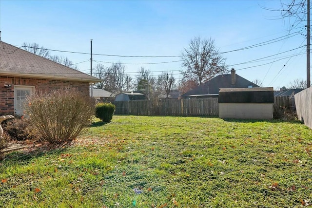 view of yard featuring a storage shed