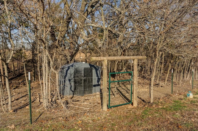 view of yard with an outdoor structure