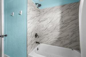 9800 Red Spring Rd, Mountain Grove, MO 65711 - full bath with bathing tub / shower combination