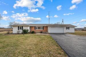 9800 Red Spring Rd, Mountain Grove, MO 65711 - single story home with a front yard, a garage, and asphalt driveway