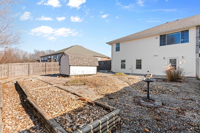 view of yard featuring a shed