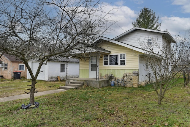 view of front facade with a front yard