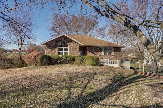 ranch-style home featuring a front lawn