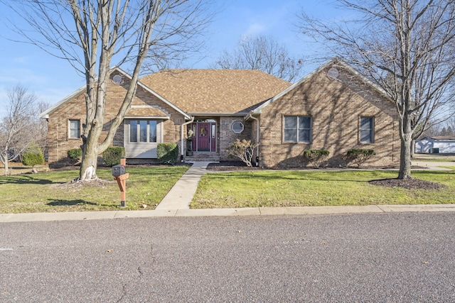 view of front of property featuring a front yard