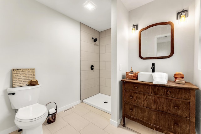 full bathroom with tiled shower, toilet, vanity, and baseboards