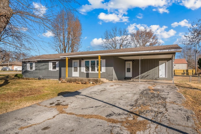 view of front facade featuring a carport and a front yard