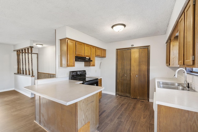 kitchen with kitchen peninsula, a textured ceiling, sink, black electric range, and dark hardwood / wood-style floors