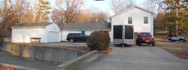 view of front of property featuring an outbuilding