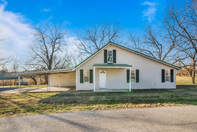 view of front of house with a carport and a front yard